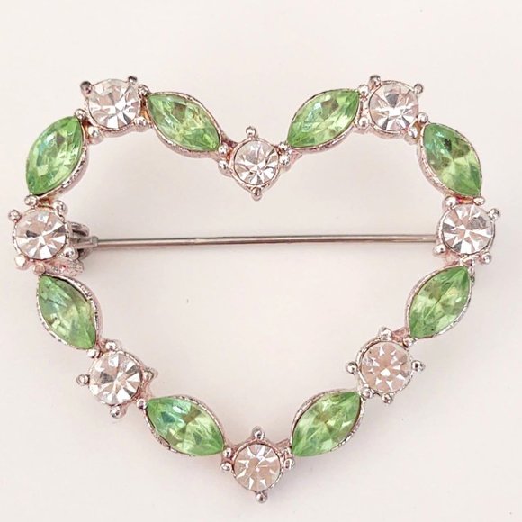 Jewelry - Green and clear glass heart brooch